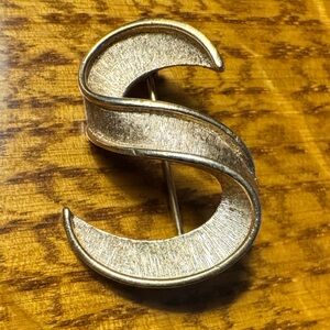 Vintage Trifari Signed Gold Tone Textured S initial Brooch